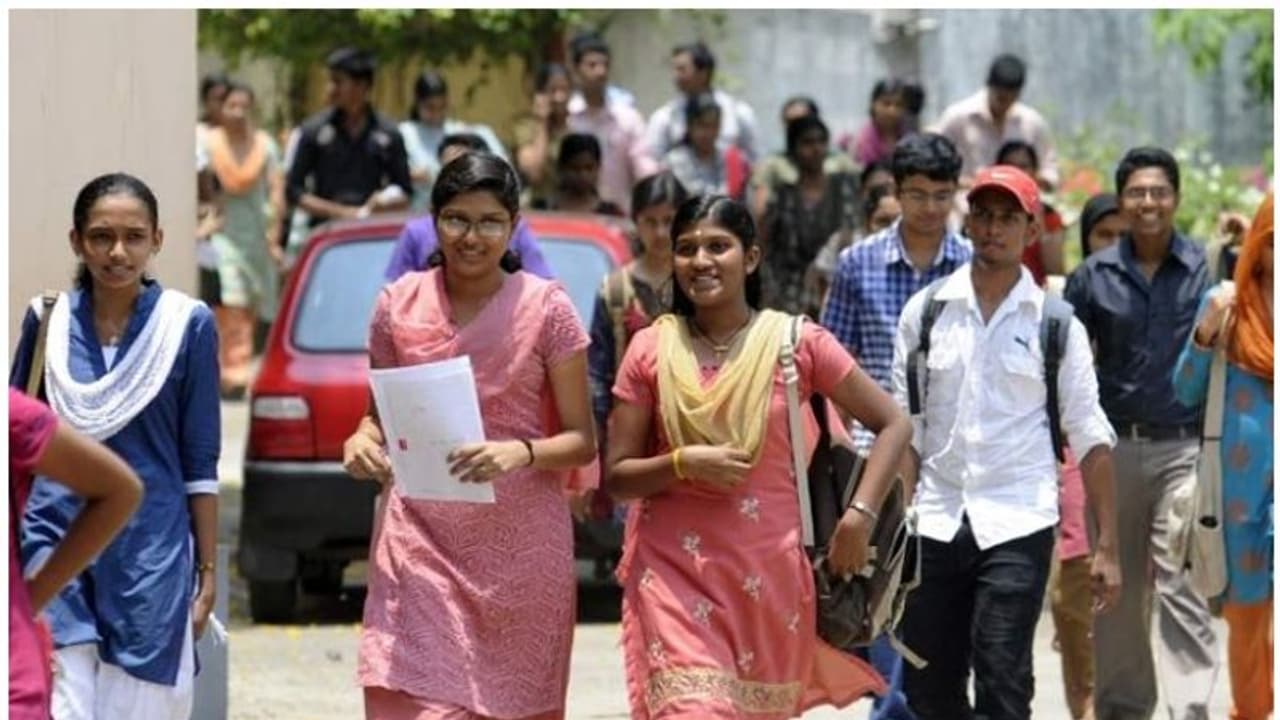 കോളേജുകൾ തുറന്നു; വി​ദ്യാർത്ഥികൾ പാലിക്കേണ്ട കൊവിഡ് സുരക്ഷാ മാനദണ്ഡങ്ങള്‍ ഇവയാണ്...