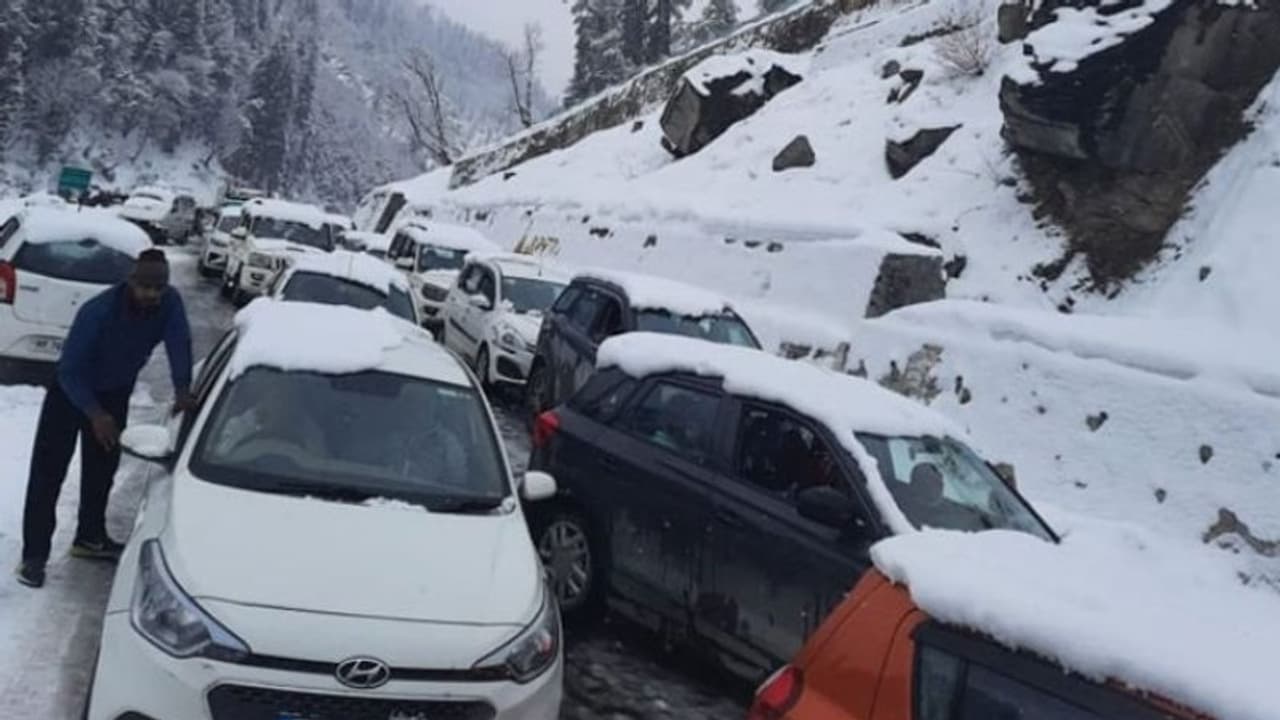 ഹിമാചലിൽ മഞ്ഞുവീഴ്ച, അടൽ ടണലിന് സമീപം കുടുങ്ങിയ 300 ഓളം സഞ്ചാരികളെ രക്ഷപ്പെടുത്തി