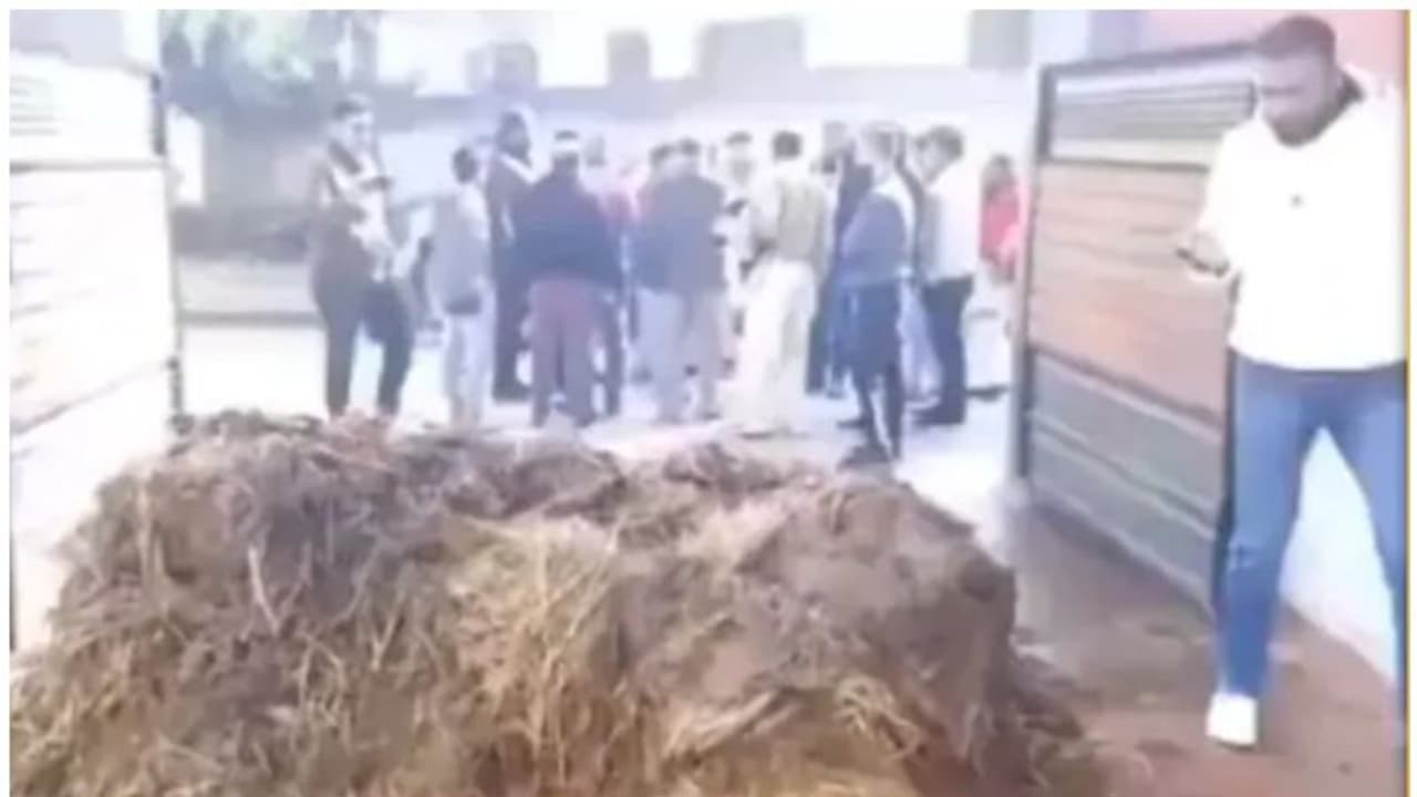 ബിജെപി മുൻമന്ത്രിയുടെ വീടിനു മുന്നിൽ ചാണകം തള്ളി പ്രതിഷേധിച്ചവർക്കു നേരെ വധശ്രമത്തിന് കേസ്