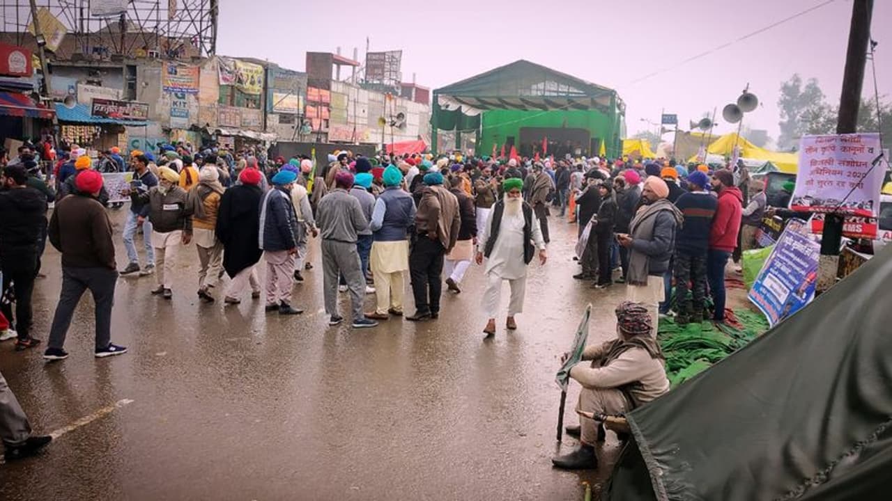 സമരത്തിനിടെ യുവ കര്ഷകന് ആത്മഹത്യ ചെയ്തു സമരത്തിനിടെ യുവ കര്ഷകന് ആത്മഹത്യ ചെയ്തു