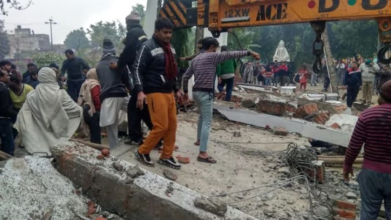 യുപിയിൽ കെട്ടിടത്തിന്റെ മേൽക്കൂര തകർന്ന് മരിച്ചവരുടെ എണ്ണം 25 ആയി, മൂന്ന് പേർ അറസ്റ്റിൽ യുപിയിൽ കെട്ടിടത്തിന്റെ മേൽക്കൂര തകർന്ന് മരിച്ചവരുടെ എണ്ണം 25 ആയി, മൂന്ന് പേർ അറസ്റ്റിൽ