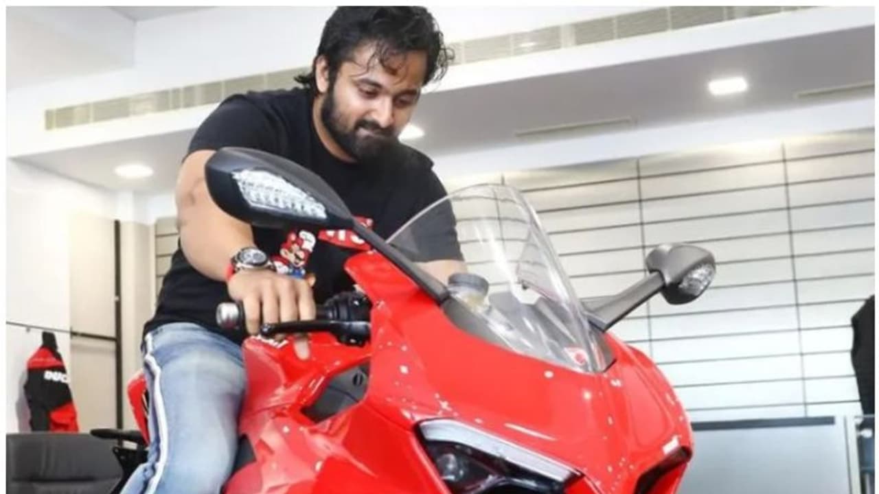 വളവില്‍ ചെരിഞ്ഞാലും വീഴില്ല ഉണ്ണി മുകുന്ദന്‍റെ ഈ പുത്തന്‍ ബൈക്ക്!