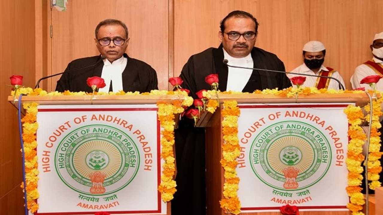 ఏపీ హైకోర్టు న్యాయమూర్తిగా జస్టిస్ జోయ్ మాల్య బాగ్చి ప్రమాణం ఏపీ హైకోర్టు న్యాయమూర్తిగా జస్టిస్ జోయ్ మాల్య బాగ్చి ప్రమాణం