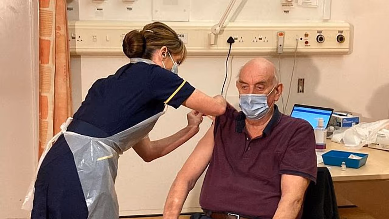 ব্রিটেনে অক্সফোর্ডের প্রথম টিকা ৮২র বৃদ্ধকে, দ্রুত টিকাকরণের দিকে এগিয়ে যাচ্ছে দেশটি ব্রিটেনে অক্সফোর্ডের প্রথম টিকা ৮২র বৃদ্ধকে, দ্রুত টিকাকরণের দিকে এগিয়ে যাচ্ছে দেশটি