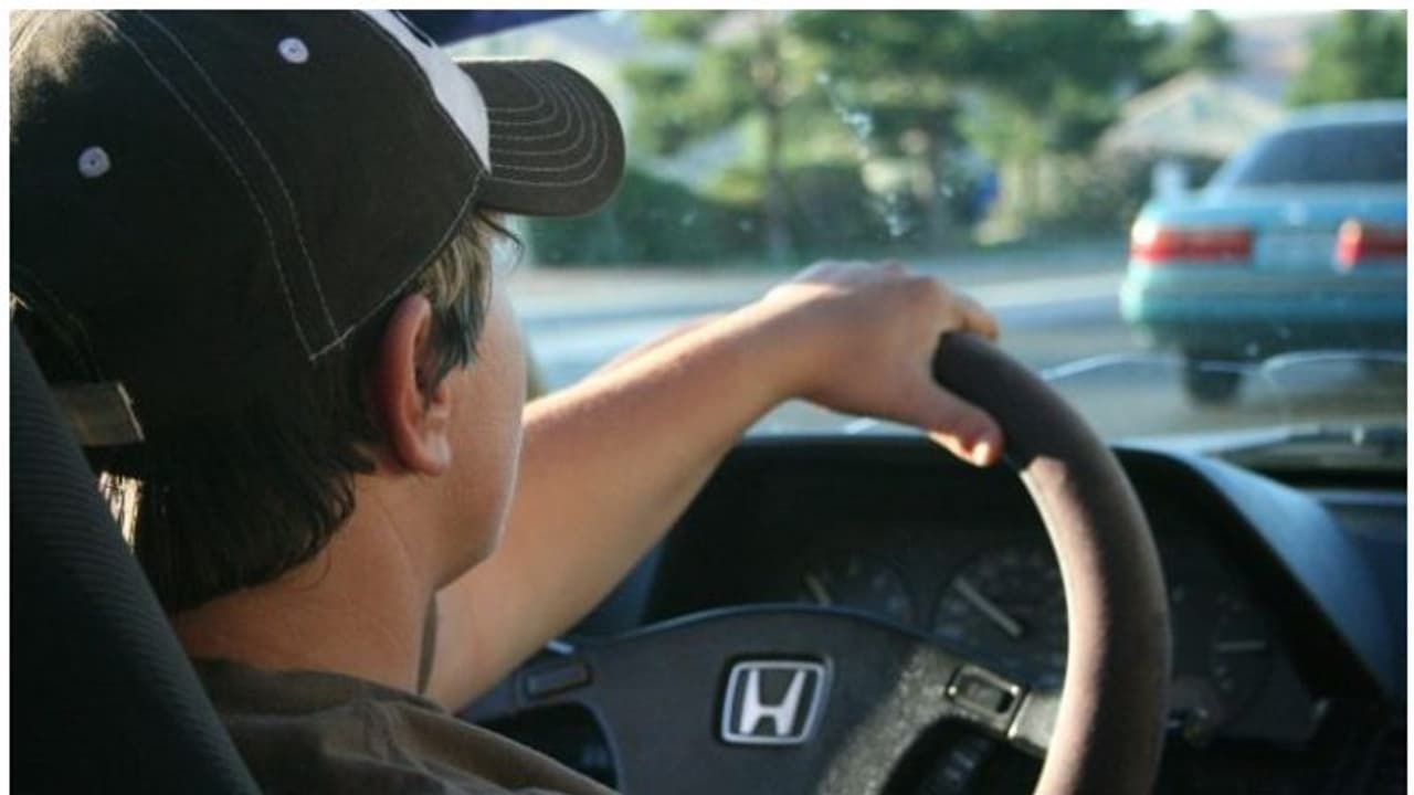 మైనర్ డ్రైవింగ్ చేశాడని తల్లిదండ్రులకు జైలు శిక్ష, రూ. 25 వేల జరిమానా మైనర్ డ్రైవింగ్ చేశాడని తల్లిదండ్రులకు జైలు శిక్ష, రూ. 25 వేల జరిమానా