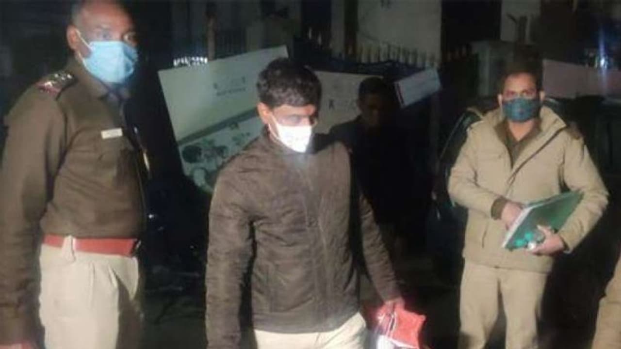 पत्नी ने की पहले पति की हत्या, फिर फेसबुक पर लिखी वारदात की पूरी कहानी..क्राइम सीन देख पुलिस शॉक्ड पत्नी ने की पहले पति की हत्या, फिर फेसबुक पर लिखी वारदात की पूरी कहानी..क्राइम सीन देख पुलिस शॉक्ड