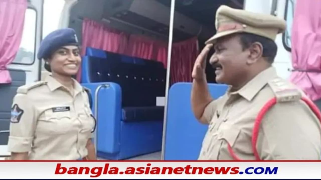চোখেমুখ থেকে ঝড়ে পড়ছে গর্ব ও শ্রদ্ধা, মেয়েকে স্যালুট করলেন এই পুলিশ কর্তা ভাইরাল সেই ছবি চোখেমুখ থেকে ঝড়ে পড়ছে গর্ব ও শ্রদ্ধা, মেয়েকে স্যালুট করলেন এই পুলিশ কর্তা ভাইরাল সেই ছবি