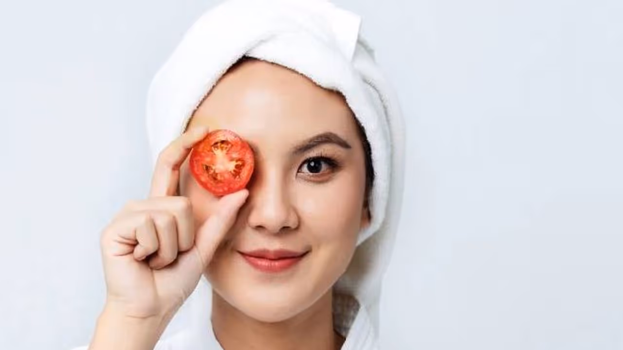 മുഖത്തെ കരുവാളിപ്പ് മാറ്റാന് പരീക്ഷിക്കാം തക്കാളി കൊണ്ടുള്ള ഈ എട്ട് ഫേസ് പാക്കുകൾ... മുഖത്തെ കരുവാളിപ്പ് മാറ്റാന് പരീക്ഷിക്കാം തക്കാളി കൊണ്ടുള്ള ഈ എട്ട് ഫേസ് പാക്കുകൾ...