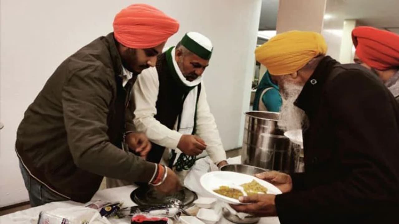 'നിങ്ങൾ നിങ്ങളുടെ ആഹാരം കഴിക്കൂ, ഞങ്ങൾ ഞങ്ങളുടേത് കഴിക്കാം', മന്ത്രിമാർക്കൊപ്പമുള്ള ഭക്ഷണം നിരസിച്ച് കർഷകർ