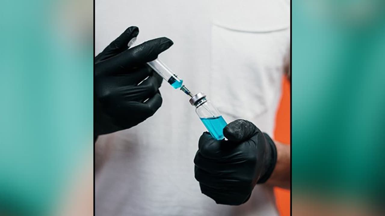 করোনা টিকাকরণ সম্পর্কিত প্রয়োজনীয় ১০টি তথ্য, জেনে নিন কীভাবে আপনি পেতে পারেন টিকা করোনা টিকাকরণ সম্পর্কিত প্রয়োজনীয় ১০টি তথ্য, জেনে নিন কীভাবে আপনি পেতে পারেন টিকা