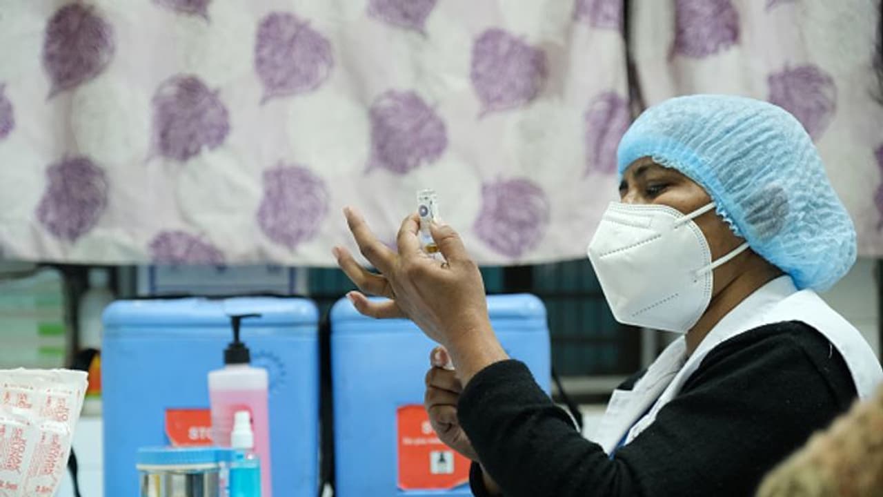 వ్యాక్సినేషన్ కార్యక్రమానికి సర్వం సిద్ధం: తెలంగాణ హెల్త్ డైరెక్టర్ వ్యాక్సినేషన్ కార్యక్రమానికి సర్వం సిద్ధం: తెలంగాణ హెల్త్ డైరెక్టర్