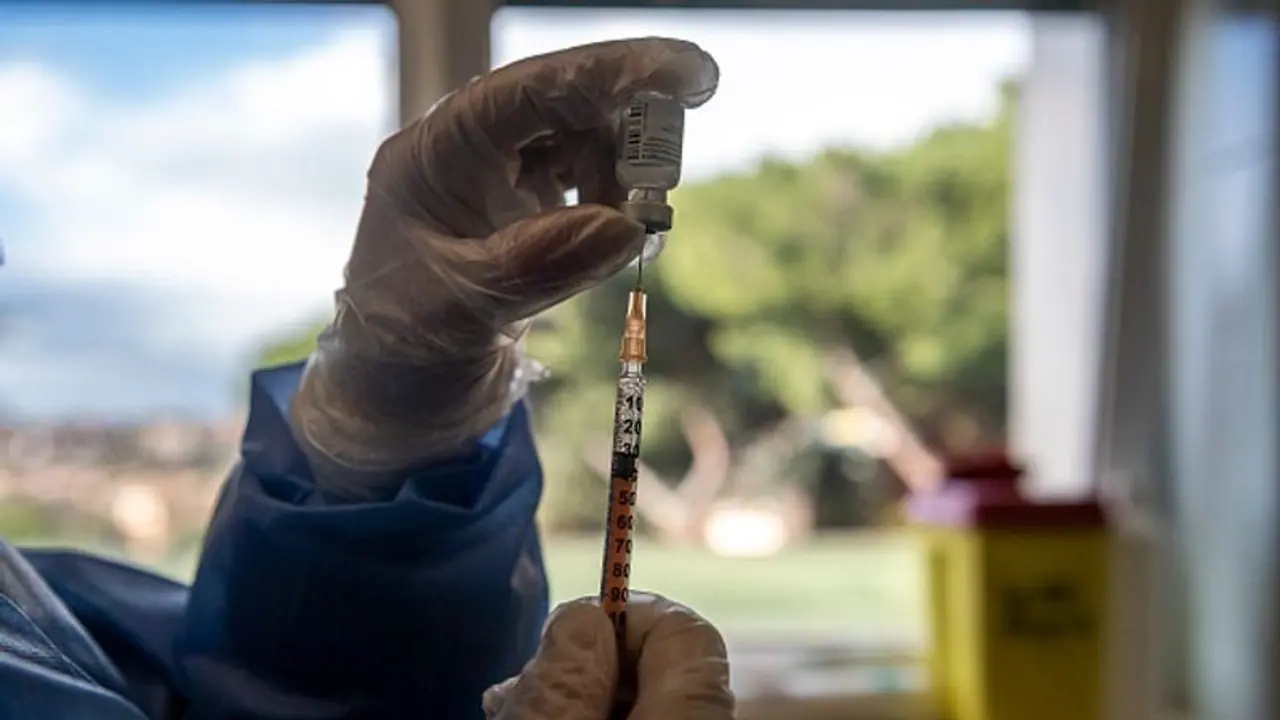 കൊവിഡ് വാക്സിൻ വിതരണത്തിന് കേരളം പൂർണസജ്ജം; ഇന്ന് വാക്സിൻ സ്വീകരിക്കുക 13300 പേർ കൊവിഡ് വാക്സിൻ വിതരണത്തിന് കേരളം പൂർണസജ്ജം; ഇന്ന് വാക്സിൻ സ്വീകരിക്കുക 13300 പേർ