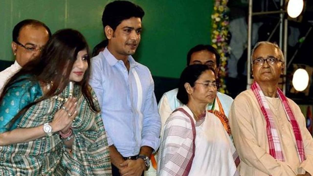 ममता सरकार को एक और झटका, पूर्व क्रिकेटर लक्ष्मी रतन शुक्ला ने मंत्री पद से दिया इस्तीफा