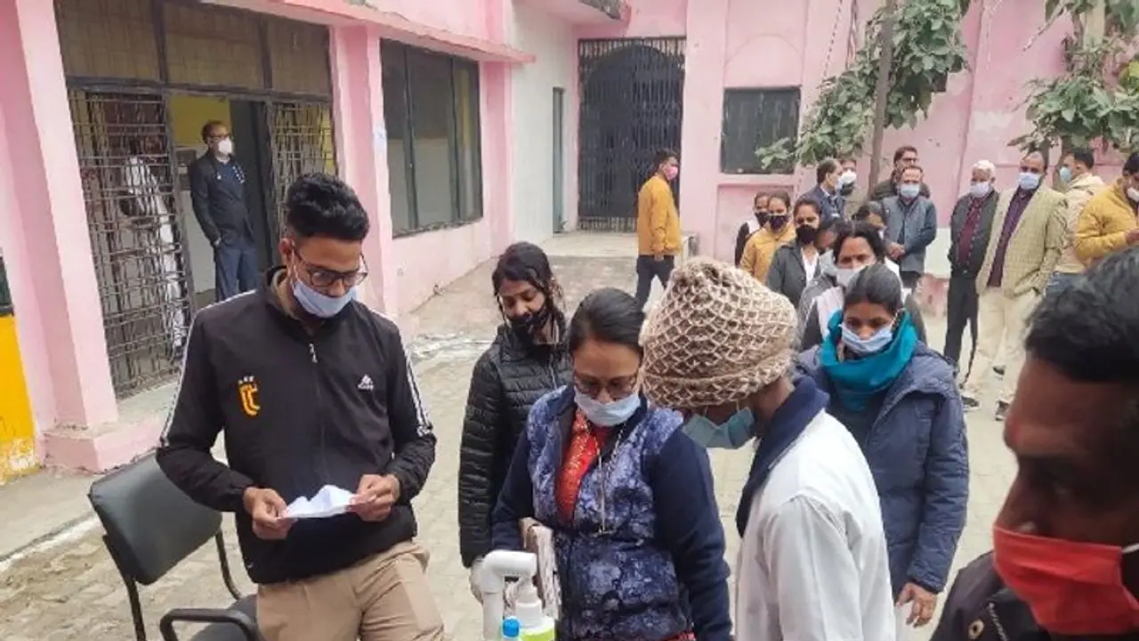 यूपी के सभी 75 जिलों में हुआ कोरोना वैक्सीनेशन का रिहर्सल,स्वास्थ्य मंत्री ने कहा न फैलाए अफवाह यूपी के सभी 75 जिलों में हुआ कोरोना वैक्सीनेशन का रिहर्सल,स्वास्थ्य मंत्री ने कहा न फैलाए अफवाह