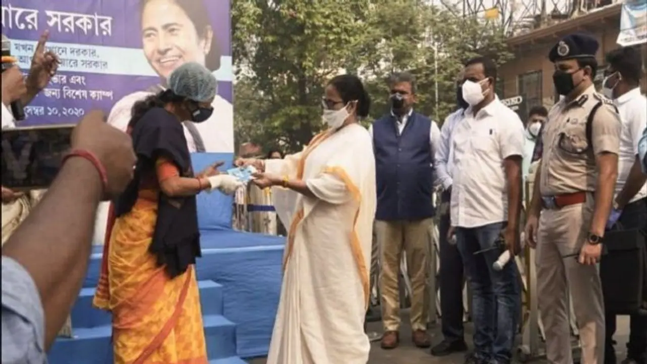 'দুয়ারে সরকার' শিবিরে মুখ্যমন্ত্রী, নিজের 'স্বাস্থ্যসাথী' কার্ড লাইনে দাঁড়িয়ে সংগ্রহ করলেন মমতা 'দুয়ারে সরকার' শিবিরে মুখ্যমন্ত্রী, নিজের 'স্বাস্থ্যসাথী' কার্ড লাইনে দাঁড়িয়ে সংগ্রহ করলেন মমতা