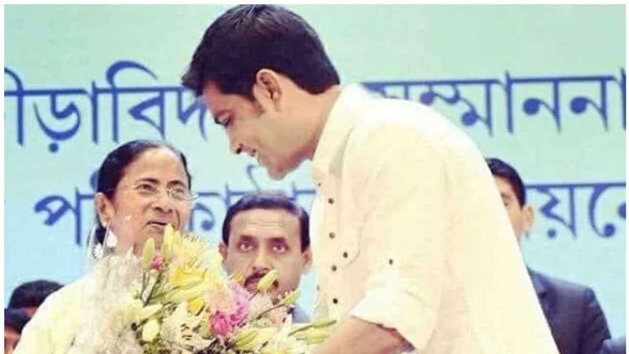 മമതക്ക് തിരിച്ചടി; ബംഗാളില് മറ്റൊരു മന്ത്രി കൂടി രാജിവെച്ചു മമതക്ക് തിരിച്ചടി; ബംഗാളില് മറ്റൊരു മന്ത്രി കൂടി രാജിവെച്ചു