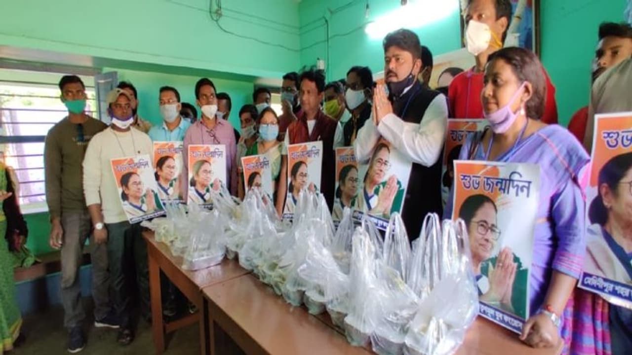 আজ মুখ্যমন্ত্রী মমতার জন্মদিন, ভবঘুরেরা খেলেন চিলি চিকেন, ফ্রায়েড রাইস আজ মুখ্যমন্ত্রী মমতার জন্মদিন, ভবঘুরেরা খেলেন চিলি চিকেন, ফ্রায়েড রাইস