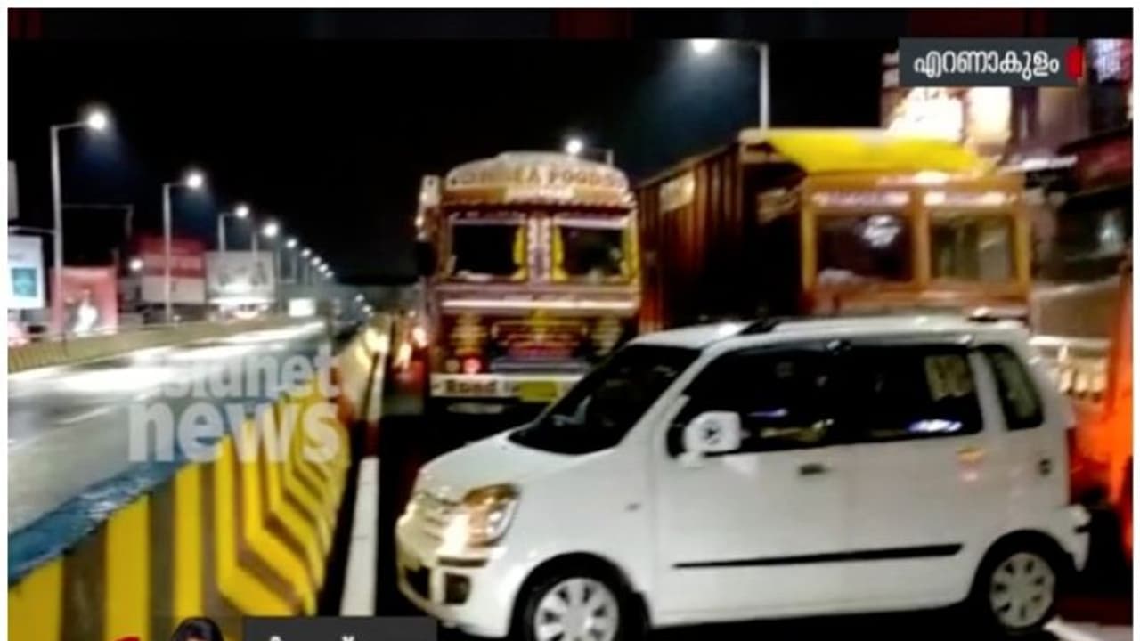 വൈറ്റില പാലത്തില് വാഹനം കയറ്റിയ കേസ്; നാല് പ്രതികളെയും റിമാന്ഡ് ചെയ്തു വൈറ്റില പാലത്തില് വാഹനം കയറ്റിയ കേസ്; നാല് പ്രതികളെയും റിമാന്ഡ് ചെയ്തു