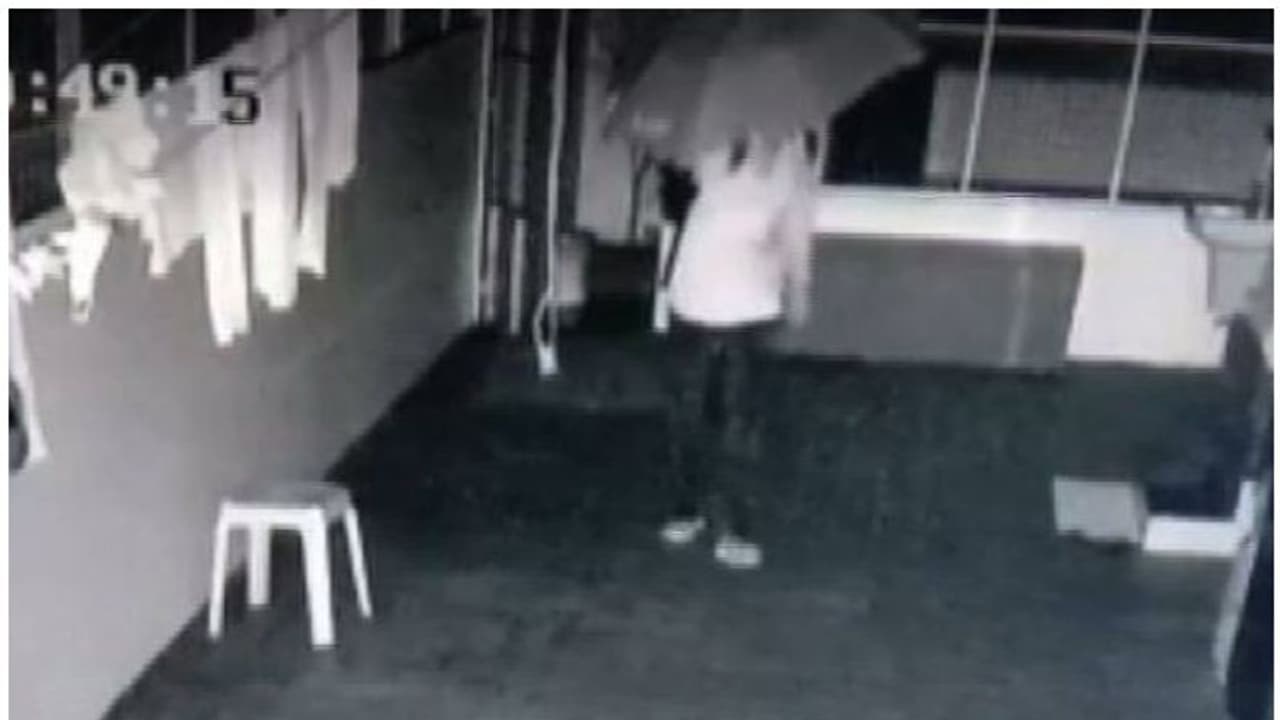 'കുടപിടിച്ച്' കള്ളന്‍; വയനാട്ടില്‍ നെട്ടോട്ടമോടി പൊലീസ്