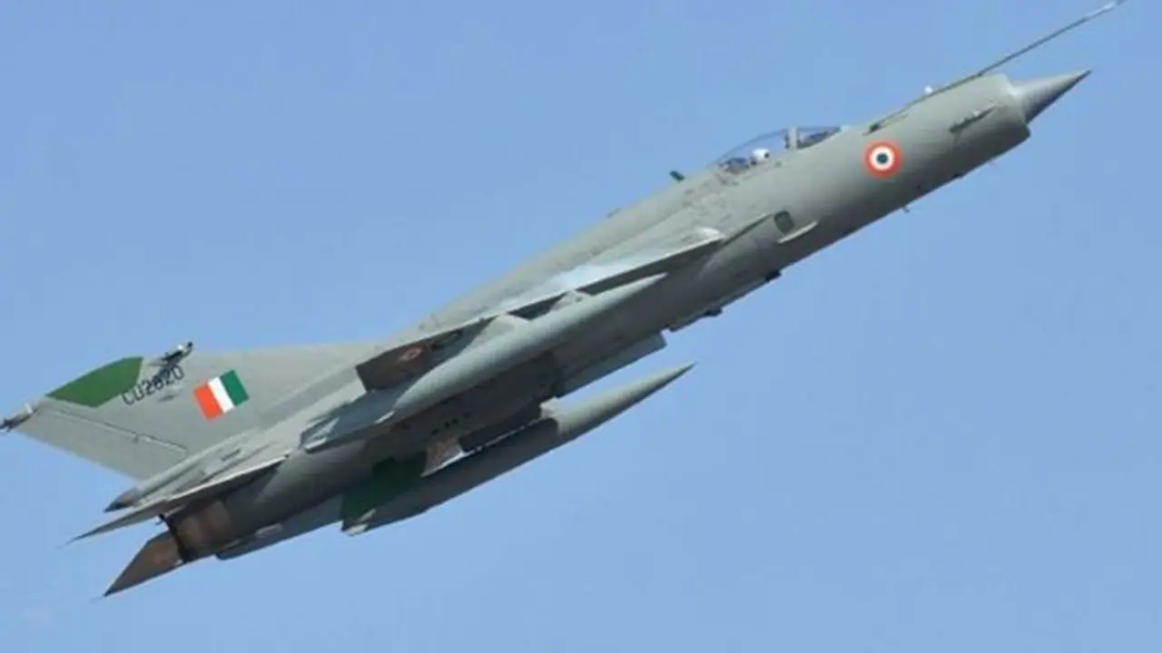 फाइटर जेट मिग 21 क्रैश, इसी विमान से विंग कमांडर अभिनंदन ने छुड़ाए थे पाकिस्तान के छक्के फाइटर जेट मिग 21 क्रैश, इसी विमान से विंग कमांडर अभिनंदन ने छुड़ाए थे पाकिस्तान के छक्के