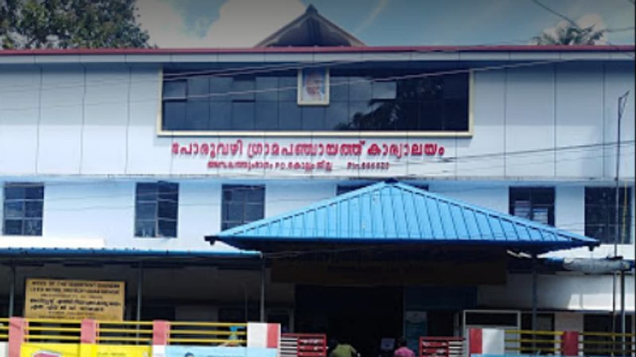 പഞ്ചായത്ത് ഓഫിസ് പൂട്ടാൻ മറന്നു; പ്രസിഡന്റും ജീവനക്കാരും മദ്യപിച്ചെന്ന് ആരോപണം പഞ്ചായത്ത് ഓഫിസ് പൂട്ടാൻ മറന്നു; പ്രസിഡന്റും ജീവനക്കാരും മദ്യപിച്ചെന്ന് ആരോപണം