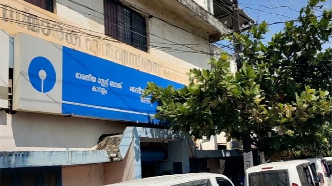 ഉരുപ്പടികൾ വീണ്ടും പണയം വെച്ച് എസ്ബിഐ ഉദ്യോഗസ്ഥൻ പണം തട്ടിയതായി പരാതി ഉരുപ്പടികൾ വീണ്ടും പണയം വെച്ച് എസ്ബിഐ ഉദ്യോഗസ്ഥൻ പണം തട്ടിയതായി പരാതി