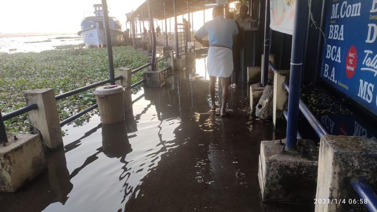 വേലിയേറ്റത്തെ തുടർന്ന് തീരമേഖലയിലെ കുടുംബങ്ങൾ കടുത്ത ജീവിതദുരിതത്തിൽ വേലിയേറ്റത്തെ തുടർന്ന് തീരമേഖലയിലെ കുടുംബങ്ങൾ കടുത്ത ജീവിതദുരിതത്തിൽ