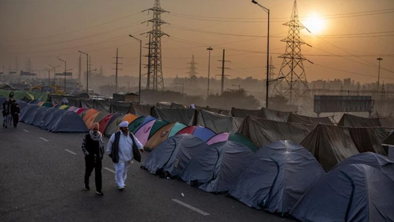 किसानों का आंदोलन तेज: ट्रैक्टर मार्च में शामिल होने के लिए घर घर जाएंगे किसान, महिलाओं को दे रहें ट्रेनिंग किसानों का आंदोलन तेज: ट्रैक्टर मार्च में शामिल होने के लिए घर घर जाएंगे किसान, महिलाओं को दे रहें ट्रेनिंग