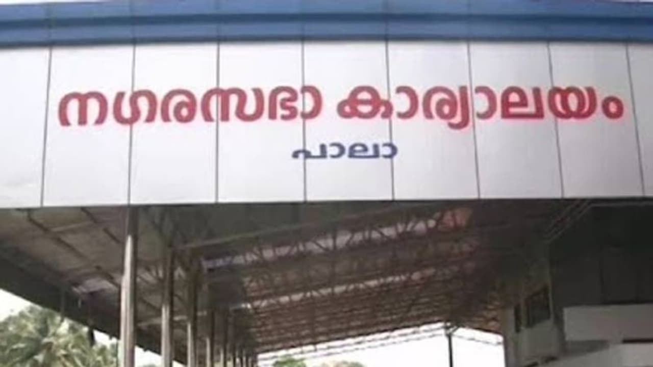 ചെറിയാൻ ജെ കാപ്പന്‍റ സ്മാരകത്തിന് സമീപം മൂത്രപ്പുര; പാലായില്‍ വിവാദം കനക്കുന്നു