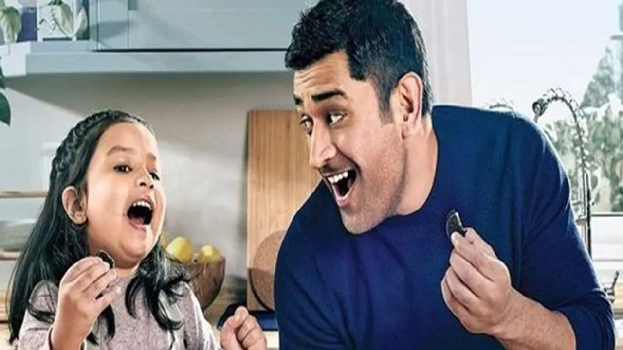 MS Dhoni gets played by daughter Ziva while trying to eat biscuit (Watch video) MS Dhoni gets played by daughter Ziva while trying to eat biscuit (Watch video)