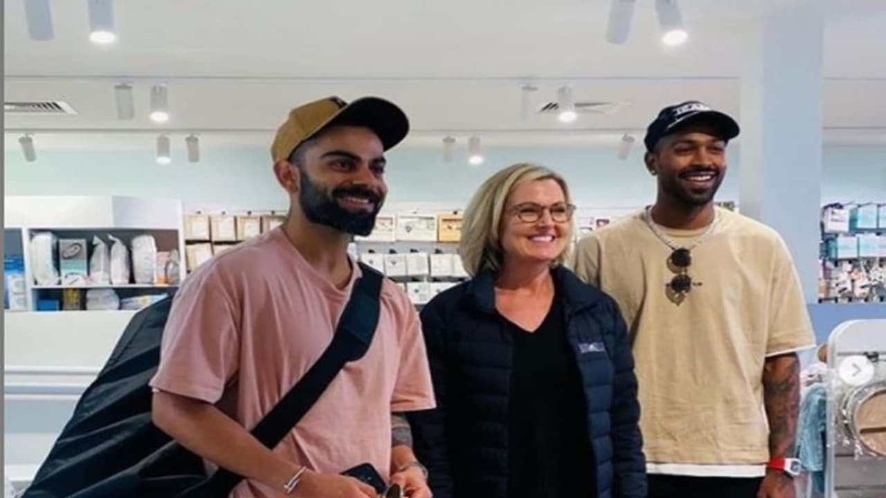 इन फोटोज की वजह से कोहली हार्दिक पर लगा प्रोटोकॉल तोड़ने का आरोप, अब स्टोर मालिक ने बताया उस दिन का सच इन फोटोज की वजह से कोहली हार्दिक पर लगा प्रोटोकॉल तोड़ने का आरोप, अब स्टोर मालिक ने बताया उस दिन का सच