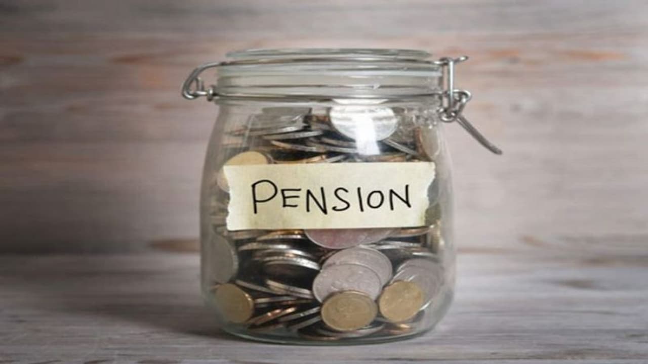 Pension New Rule:ಒಬ್ಬ ವ್ಯಕ್ತಿ ಎರಡು ಕುಟುಂಬ ಪಿಂಚಣಿ ಪಡೆಯಬಹುದಾ? ಹೊಸ ನಿಯಮ ಏನ್ ಹೇಳುತ್ತೆ? Pension New Rule:ಒಬ್ಬ ವ್ಯಕ್ತಿ ಎರಡು ಕುಟುಂಬ ಪಿಂಚಣಿ ಪಡೆಯಬಹುದಾ? ಹೊಸ ನಿಯಮ ಏನ್ ಹೇಳುತ್ತೆ?