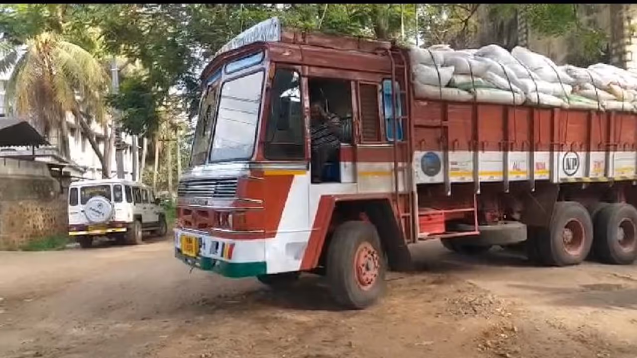 గుంటూరు శివారులో లారీడ్రైవర్ అమానుషం... చెత్తకాగితాలు ఏరుకునే మహిళ దుర్మరణం గుంటూరు శివారులో లారీడ్రైవర్ అమానుషం... చెత్తకాగితాలు ఏరుకునే మహిళ దుర్మరణం