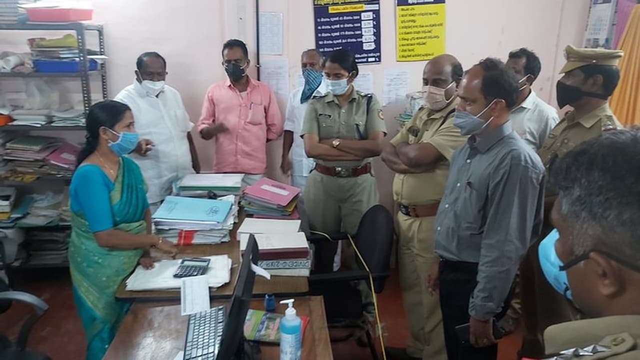 വെളിയന്നൂരില് സഹകരണ ബാങ്ക് കെട്ടിടം കരാറുകാരന്റെ ആത്മഹത്യാ ഭീഷണി വെളിയന്നൂരില് സഹകരണ ബാങ്ക് കെട്ടിടം കരാറുകാരന്റെ ആത്മഹത്യാ ഭീഷണി