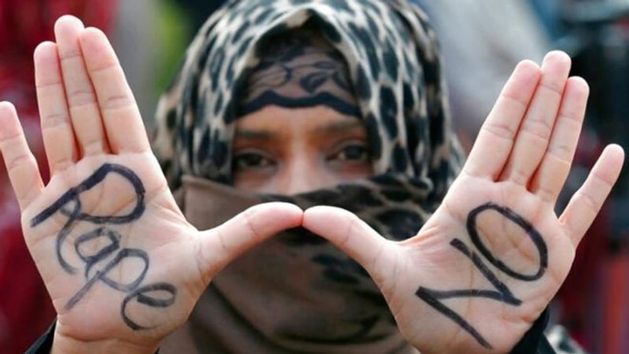 വീടിനുള്ളിൽ ഉറങ്ങിക്കിടന്ന പെൺകുട്ടിയെ ബലാത്സംഗം ചെയ്തു, പ്രതിയെ പിടികൂടി മർദ്ദിച്ച് ബന്ധുക്കൾ വീടിനുള്ളിൽ ഉറങ്ങിക്കിടന്ന പെൺകുട്ടിയെ ബലാത്സംഗം ചെയ്തു, പ്രതിയെ പിടികൂടി മർദ്ദിച്ച് ബന്ധുക്കൾ