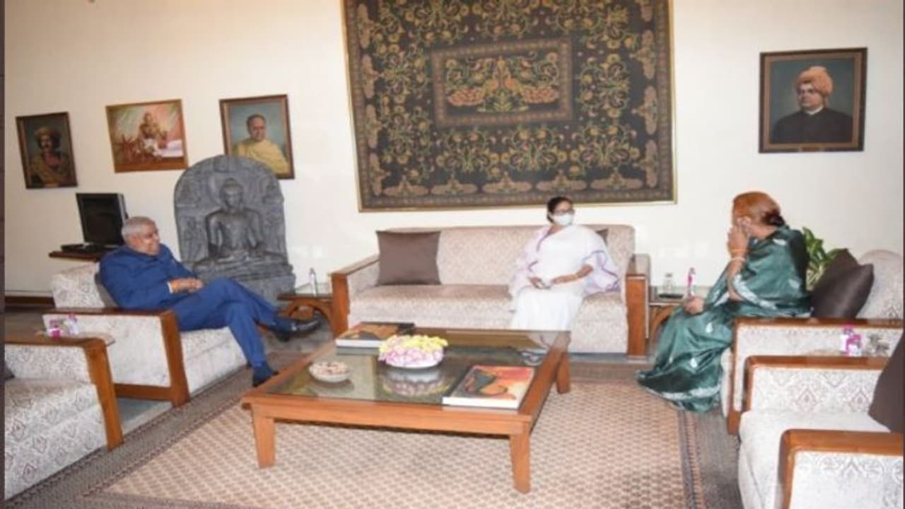 আচমকা রাজভবনে গেলেন মুখ্যমন্ত্রী, রাজ্যপালের সঙ্গে ঘণ্টাখানেক আলোচনা করলেন মমতা আচমকা রাজভবনে গেলেন মুখ্যমন্ত্রী, রাজ্যপালের সঙ্গে ঘণ্টাখানেক আলোচনা করলেন মমতা