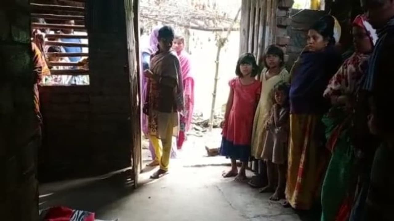 ফের মর্মান্তিক ঘটনা মুর্শিদাবাদে, প্রতিবেশীর শাবলে এফোঁড় ওফোঁড় হল শিশুর দেহ ফের মর্মান্তিক ঘটনা মুর্শিদাবাদে, প্রতিবেশীর শাবলে এফোঁড় ওফোঁড় হল শিশুর দেহ