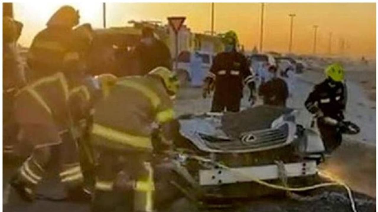 യുഎഇയില് കാര് ട്രക്കിലേക്ക് ഇടിച്ചുകയറി 21കാരന് മരിച്ചു യുഎഇയില് കാര് ട്രക്കിലേക്ക് ഇടിച്ചുകയറി 21കാരന് മരിച്ചു