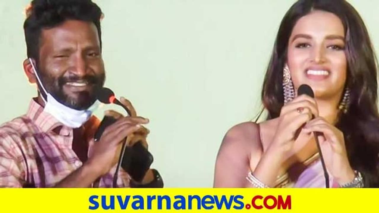 ವೇದಿಕೆ ಮೇಲೆ ನಟಿ ನಿಧಿ ಜತೆ ಅಸಭ್ಯ ವರ್ತನೆ: ನಿರ್ದೇಶಕನ ವಿಡಿಯೋ ವೈರಲ್! ವೇದಿಕೆ ಮೇಲೆ ನಟಿ ನಿಧಿ ಜತೆ ಅಸಭ್ಯ ವರ್ತನೆ: ನಿರ್ದೇಶಕನ ವಿಡಿಯೋ ವೈರಲ್!