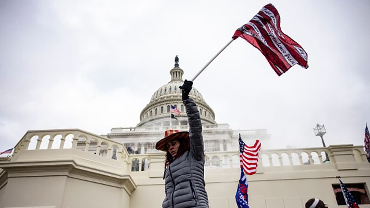 ನಾಲ್ಕು ಸಾವು, 52 ಅರೆಸ್ಟ್, ಪಬ್ಲಿಕ್ ಎಮರ್ಜೆನ್ಸಿ: ಕ್ಯಾಪಿಟಲ್ ಹಿಲ್ ದಾಳಿ ಬಳಿಕ ಮಹತ್ವದ ಕ್ರಮ! ನಾಲ್ಕು ಸಾವು, 52 ಅರೆಸ್ಟ್, ಪಬ್ಲಿಕ್ ಎಮರ್ಜೆನ್ಸಿ: ಕ್ಯಾಪಿಟಲ್ ಹಿಲ್ ದಾಳಿ ಬಳಿಕ ಮಹತ್ವದ ಕ್ರಮ!