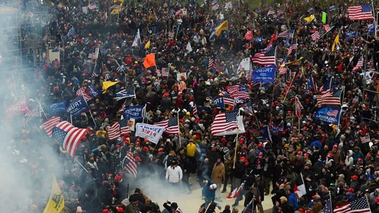 அமெரிக்க பாராளுமன்றத்தில் வன்முறை.. துப்பாக்கிச் சூட்டில் பெண் பலி.. அடங்காத வெறிபிடித்த ட்ரம்ப் . அமெரிக்க பாராளுமன்றத்தில் வன்முறை.. துப்பாக்கிச் சூட்டில் பெண் பலி.. அடங்காத வெறிபிடித்த ட்ரம்ப் .