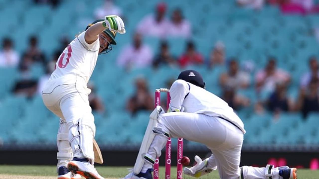 బ్యాటింగ్ సరే, కీపింగ్ లోనూ అదే తీరు: రిషబ్ పంత్ మీద నెటిజన్ల సెటైర్లు బ్యాటింగ్ సరే, కీపింగ్ లోనూ అదే తీరు: రిషబ్ పంత్ మీద నెటిజన్ల సెటైర్లు