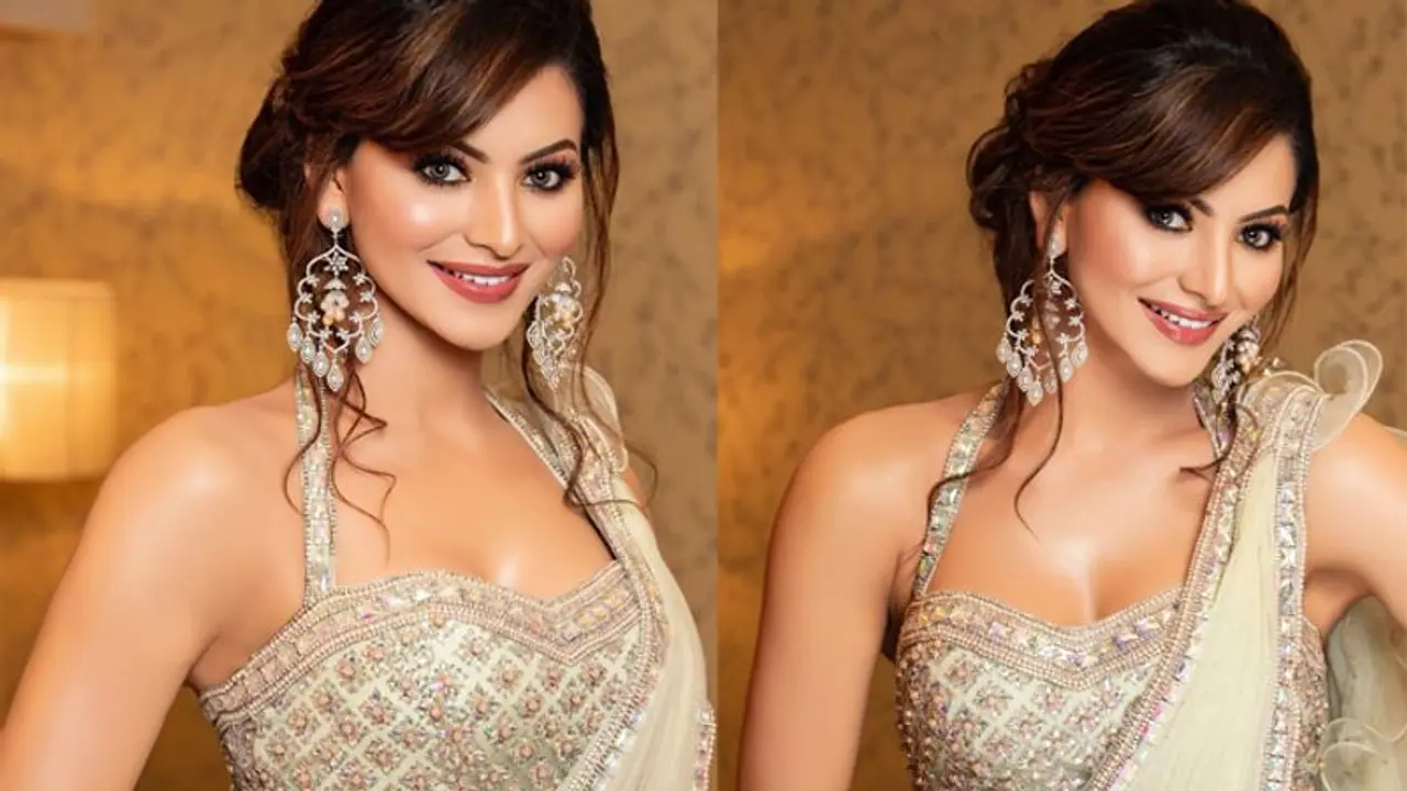 WHAT? Did Urvashi Rautela wear Gujarati patola saree for Rs 58 Lakhs? Pictures inside WHAT? Did Urvashi Rautela wear Gujarati patola saree for Rs 58 Lakhs? Pictures inside
