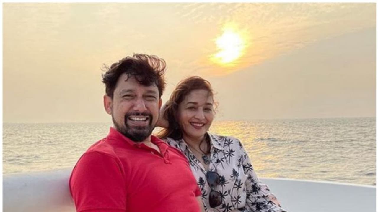 'കടലും കാറ്റും സൂര്യാസ്തമയവും ചേര്ന്നൊരു നല്ലൊരു തുടക്കം', ഭര്ത്താവിനൊപ്പം മാധുരി ദീക്ഷിത് 'കടലും കാറ്റും സൂര്യാസ്തമയവും ചേര്ന്നൊരു നല്ലൊരു തുടക്കം', ഭര്ത്താവിനൊപ്പം മാധുരി ദീക്ഷിത്