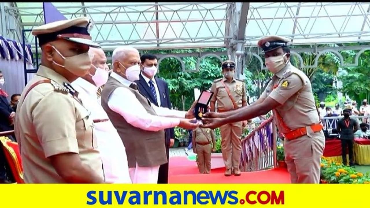 ದಕ್ಷ, ಪ್ರಾಮಾಣಿಕ ಇನ್ಸ್ಪೆಕ್ಟರ್ ಕುಮಾರಸ್ವಾಮಿಗೆ ರಾಷ್ಟ್ರಪತಿ ಪದಕ ಪ್ರಧಾನ ದಕ್ಷ, ಪ್ರಾಮಾಣಿಕ ಇನ್ಸ್ಪೆಕ್ಟರ್ ಕುಮಾರಸ್ವಾಮಿಗೆ ರಾಷ್ಟ್ರಪತಿ ಪದಕ ಪ್ರಧಾನ