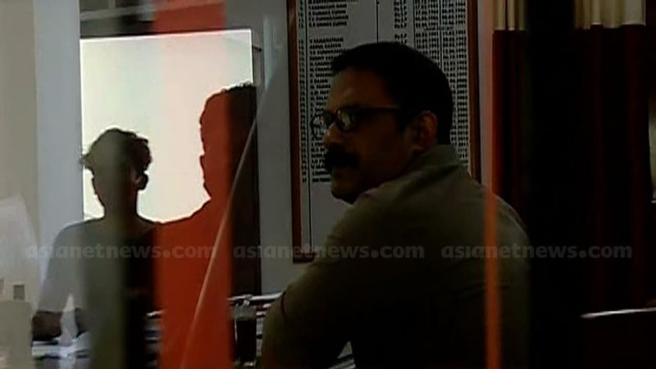 പ്ലസ് ടു കോഴ: കെ.എം.ഷാജി എംഎൽഎയെ വിജിലൻസ് ചോദ്യം ചെയ്യുന്നു പ്ലസ് ടു കോഴ: കെ.എം.ഷാജി എംഎൽഎയെ വിജിലൻസ് ചോദ്യം ചെയ്യുന്നു