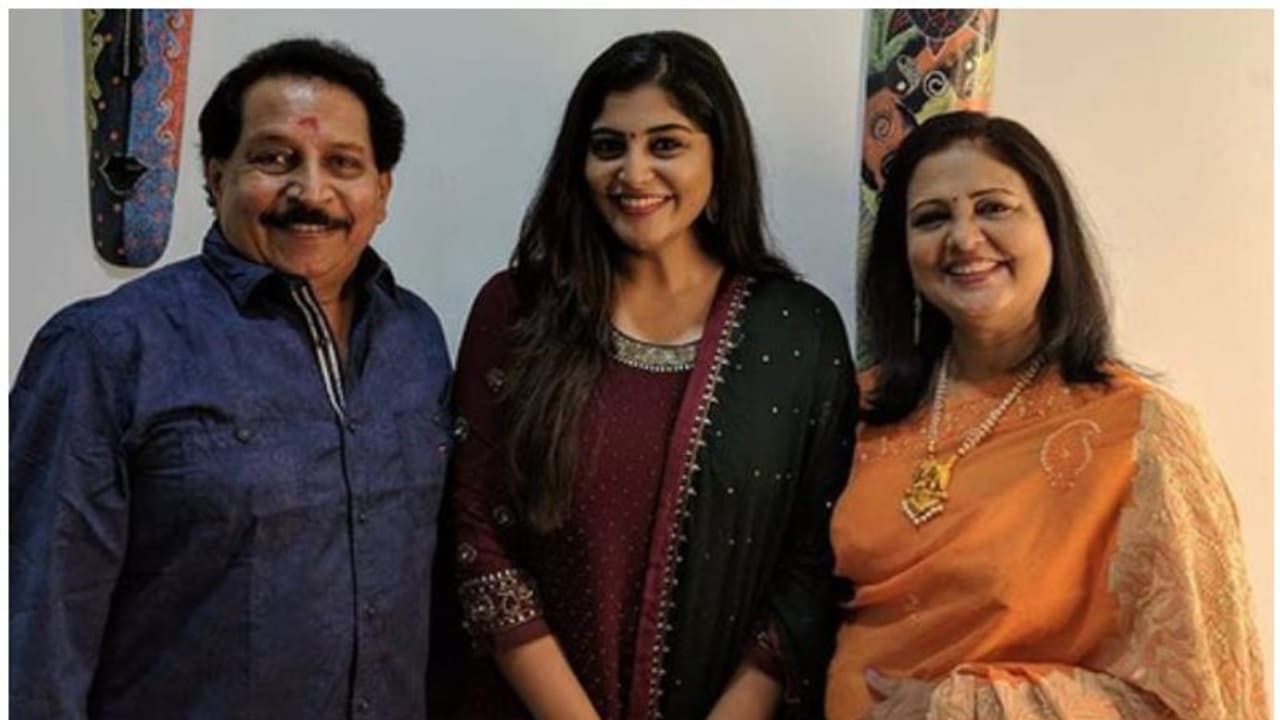 'ജീവിതത്തിൽ എങ്ങനെ പെരുമാറണമെന്ന് പഠിപ്പിച്ചു', അമ്മ കലാമണ്ഡലം ഗിരിജയ്‍ക്ക് ആശംസകളുമായി മഞ്‍ജിമ മോഹൻ