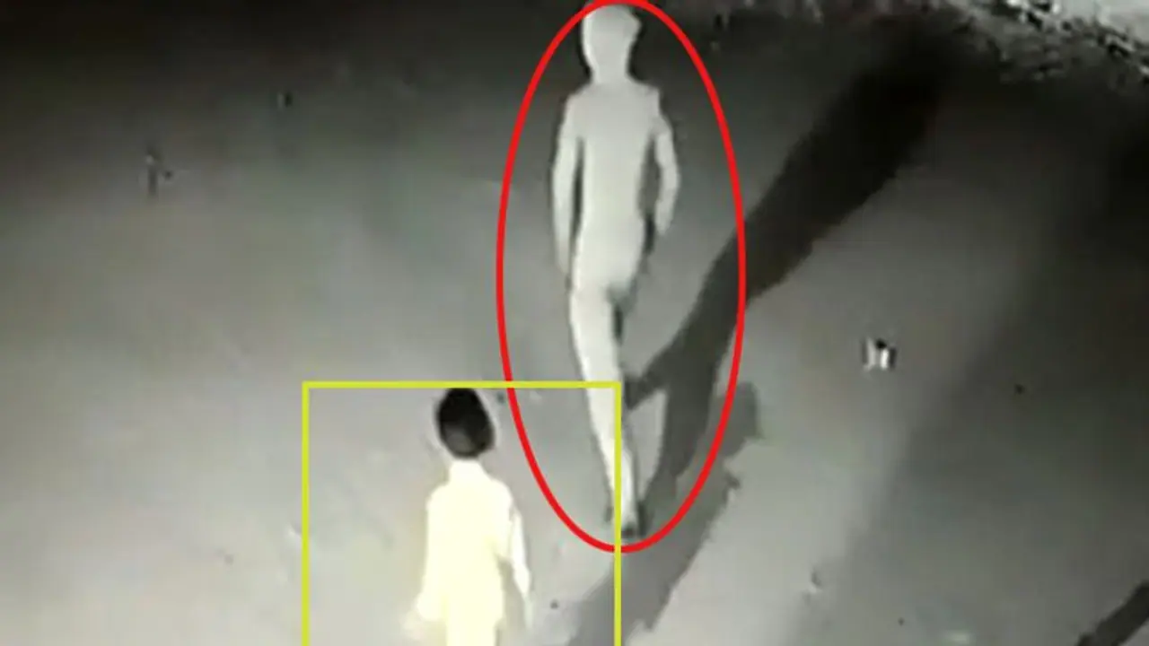 हैवानियत की शर्मनाक तस्वीर: सरेआम 6 साल की बच्ची को घर से उठा ले गया दरिंदा..चीखती रहे गई मासूम हैवानियत की शर्मनाक तस्वीर: सरेआम 6 साल की बच्ची को घर से उठा ले गया दरिंदा..चीखती रहे गई मासूम