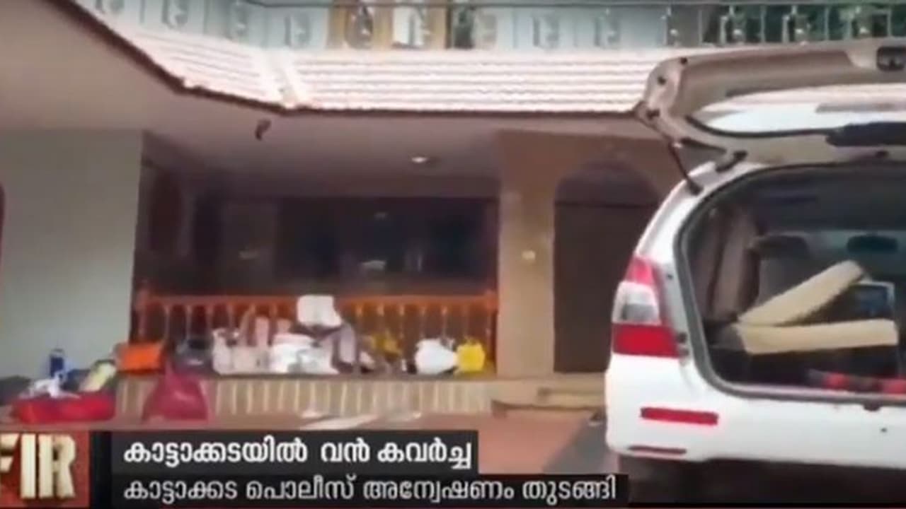 വീട്ടുകാർ ക്ഷേത്ര ദർശനത്തിന് പോയപ്പോൾ വീട് കുത്തിത്തുറന്ന് മോഷണം വീട്ടുകാർ ക്ഷേത്ര ദർശനത്തിന് പോയപ്പോൾ വീട് കുത്തിത്തുറന്ന് മോഷണം