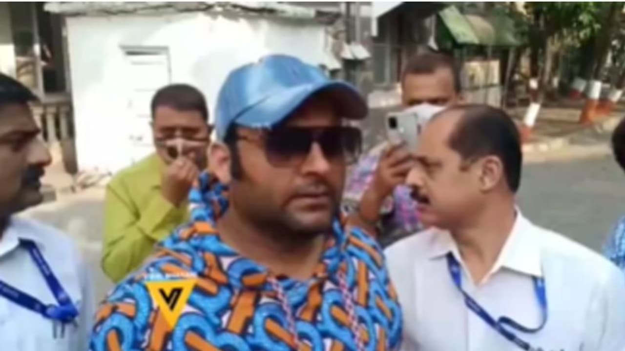 Kapil Sharma से हुई 5 करोड़ की ठगी, दिलीप छाबड़िया ने की बेइमानी तो शिकायत लेकर पुलिस के पास पहुंचे Kapil Sharma से हुई 5 करोड़ की ठगी, दिलीप छाबड़िया ने की बेइमानी तो शिकायत लेकर पुलिस के पास पहुंचे